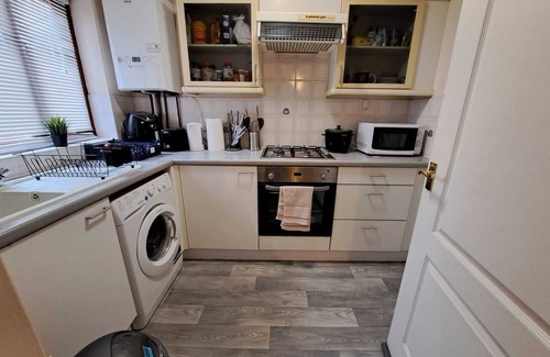 Walton Casa | 1 Bedroom House Close to M1, Tesco, Pub