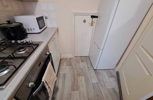 Walton Casa | 1 Bedroom House Close to M1, Tesco, Pub