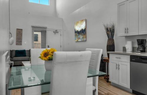 Wilshire Apartamento | 1-Bedroom Lofts in Hollywood Modern Design, Balcony, Parking & Hollywood Sign