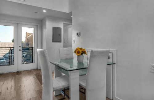 Wilshire Apartamento | 1-Bedroom Lofts in Hollywood Modern Design, Balcony, Parking & Hollywood Sign