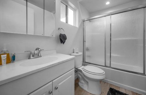 Wilshire Apartamento | 1-Bedroom Lofts in Hollywood Modern Design, Balcony, Parking & Hollywood Sign