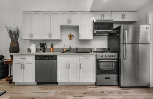 Wilshire Apartamento | 1-Bedroom Lofts in Hollywood Modern Design, Balcony, Parking & Hollywood Sign