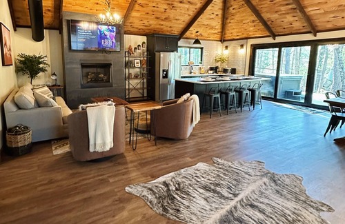 Hochatown Cabina | 1 Bedroom Luxury @ The Safari Park! 2+ nights includes 2 Free Tickets!