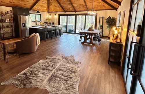 Hochatown Cabina | 1 Bedroom Luxury @ The Safari Park! 2+ nights includes 2 Free Tickets!
