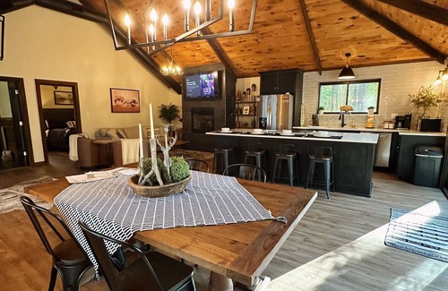 Hochatown Cabina | 1 Bedroom Luxury @ The Safari Park! 2+ nights includes 2 Free Tickets!