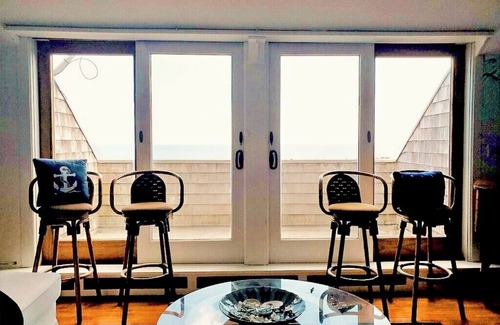 Adamsville Condominio | 1 bedroom penthouse, 3rd floor condo overlooking Ocean & Westport Harbor, MA.