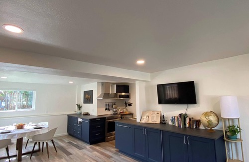 Hanna Farm Neighbors Apartamento | 1-bedroom, Pet friendly, with fireplace, king bed and cruiser bikes.