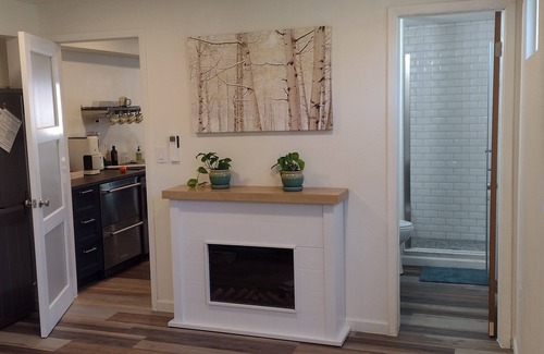 Hanna Farm Neighbors Apartamento | 1-bedroom, Pet friendly, with fireplace, king bed and cruiser bikes.
