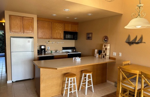 Newport Apartamento | 1-Bedroom Queen Suite with Balcony & Pool Access
