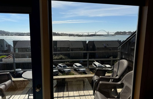 Newport Apartamento | 1-Bedroom Queen Suite with Balcony & Pool Access