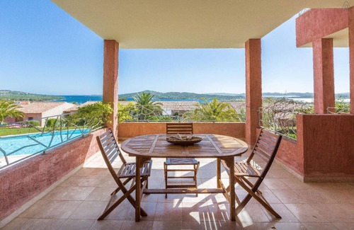 Porto Pozzo Apartamento | Apartamento de 1 dormitorio con vistas al mar y piscina grande