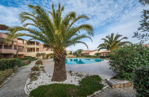 Porto Pozzo Apartamento | Apartamento de 1 dormitorio con vistas al mar y piscina grande