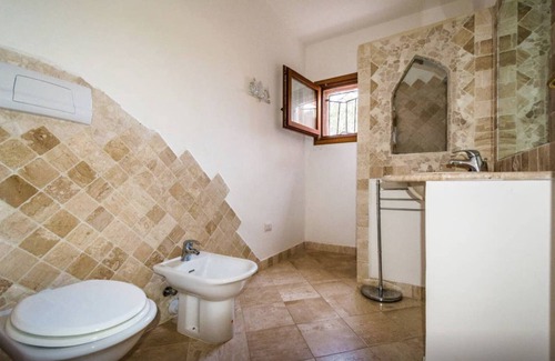 Porto Pozzo Apartamento | Apartamento de 1 dormitorio con vistas al mar y piscina grande