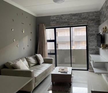 Greater Johannesburg Metropolitan Area Apartamento | 1 Bedroom Sleek, Spotless, Work-from-home Sanctuary
