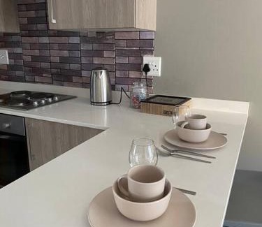 Greater Johannesburg Metropolitan Area Apartamento | 1 Bedroom Sleek, Spotless, Work-from-home Sanctuary