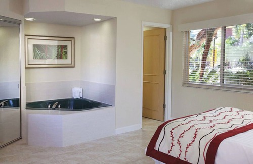 Pompano Beach Complejo | 1 Bedroom Suite Condo w/ Kitchenette, in Pompano Beach, at Sea Gardens Resort!