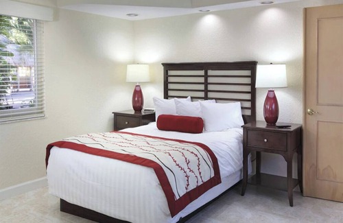Pompano Beach Complejo | 1 Bedroom Suite Condo w/ Kitchenette, in Pompano Beach, at Sea Gardens Resort!