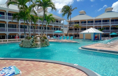 Colliers Bay Condominio | 1 Bedroom Suite poolside apartment