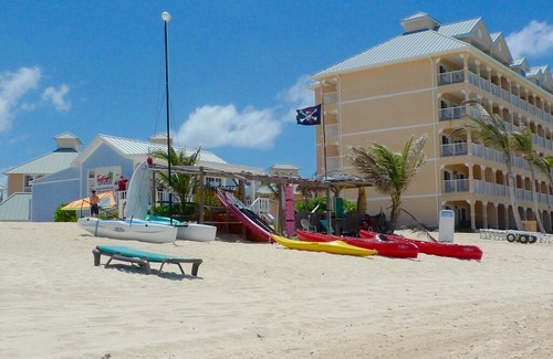 Colliers Bay Condominio | 1 Bedroom Suite poolside apartment