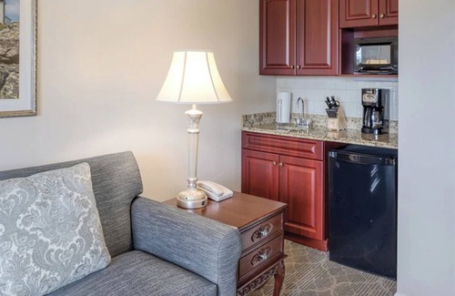 Jamestown Condominio | 1 Bedroom Suite w/ Kitchenette near Newport, overlooking the bay! Sleeps 4