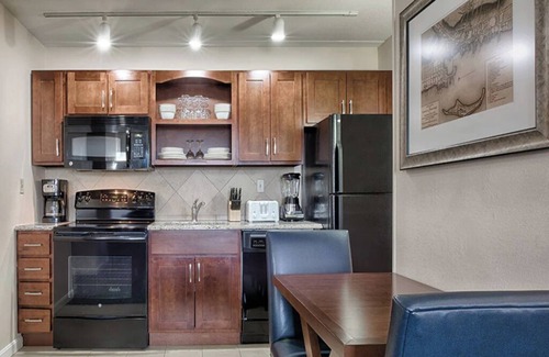 The Point Condominio | 1 Bedroom Suite w/ Kitchenette, in Newport, at Long Wharf Resort!!
