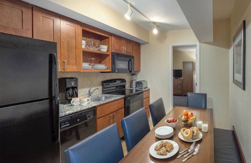 The Point Condominio | 1 Bedroom Suite w/ Kitchenette, in Newport, at Long Wharf Resort!!