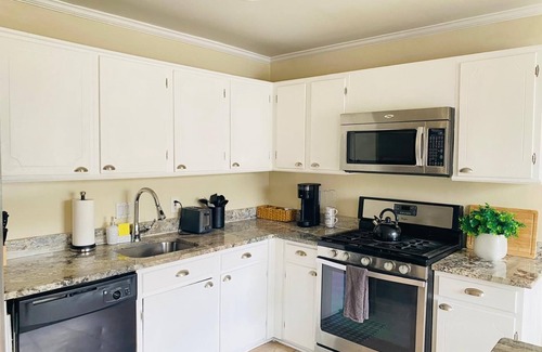Laurel Casa | 1 Bedroom Terrace view with dedicated workstation #3