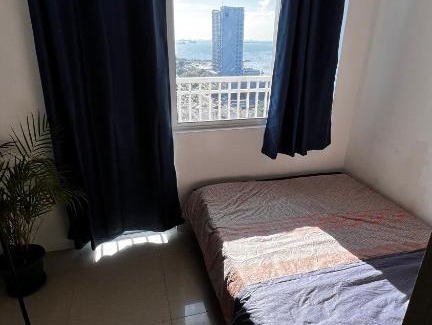 Barangay 76 Apartamento | 1 bedroom Urban resort w/ balcony & sunset view