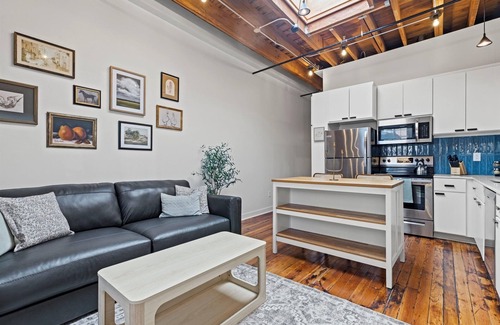 Crossroads Arts District Condominio | One Bedroom walkable to Tmobile/P&L!