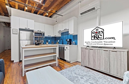 Crossroads Arts District Condominio | One Bedroom walkable to Tmobile/P&L!