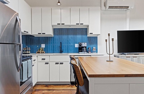 Crossroads Arts District Condominio | One Bedroom walkable to Tmobile/P&L!