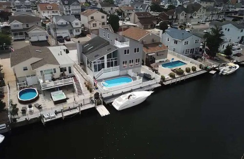 Osbornsville Casa | 1 Bedroom Waterfront Home in Brick