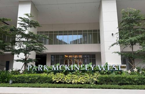 Bonifacio Global City Apartamento | 1 Bedroom with Balcony and Fast Wifi at Park Mckinley West