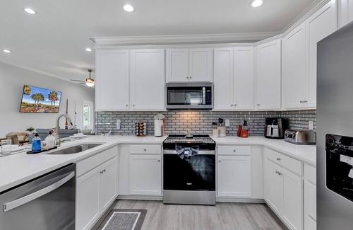 Atlantic Beach Casa | 1 blk to Beach|Htd Pool|HotTub|Mini Golf|Gm Room