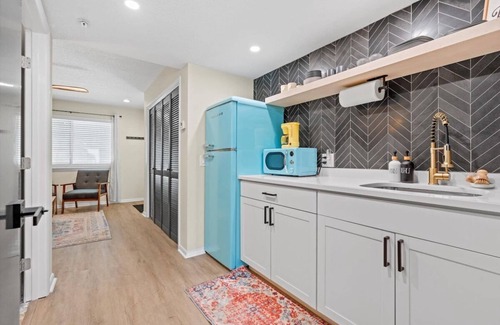 Atlantic Beach Apartamento | 1 Block from AB TownCenter: Coquina House Mob. Acc