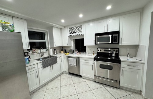 Lauderdale Beach Condominio | 1 Block from Beach, Water View, 2 Bd, 2 Bth Pool, BBQ, Gym, Tennis ct, Rec.Room