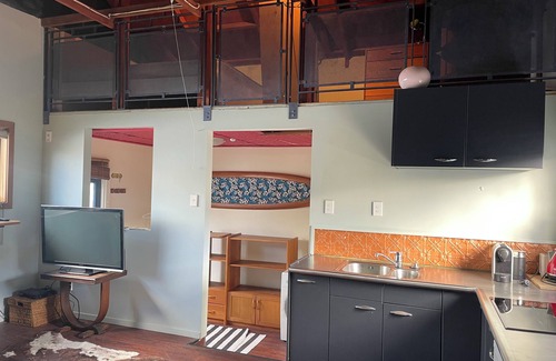 Sumner Apartamento | 1 block from the beach! Funky studio apartment with deck, in Beautiful Sumner.