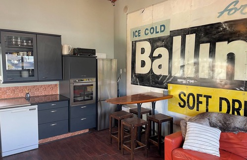 Sumner Apartamento | 1 block from the beach! Funky studio apartment with deck, in Beautiful Sumner.
