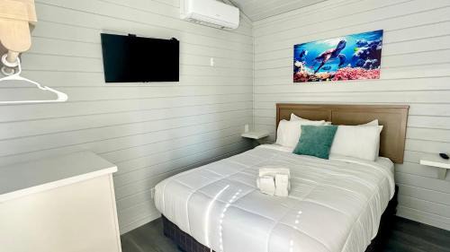 Crystal Beach Casa | 1 Block to Beach -Brand New Modern Tiny Home
