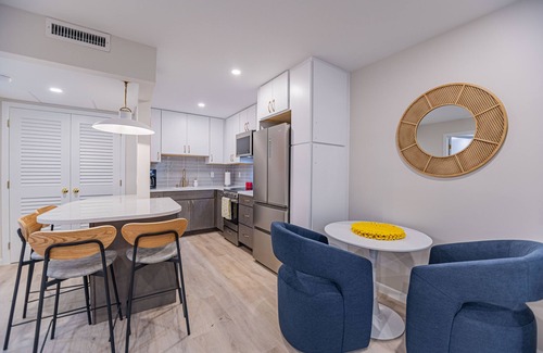 Old Naples Condominio | 1 Block to Beach, heart of Old Naples, renovated fall ’23, Perfect Location