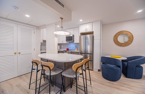 Old Naples Condominio | 1 Block to Beach, heart of Old Naples, renovated fall ’23, Perfect Location