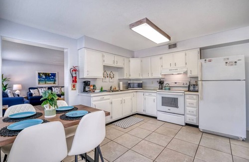 Ilexhurst Condominio | 1 Block WALK on QUIET street to beach/food/fun
