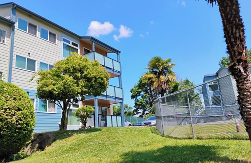Tukwila Condominio | 1 BR IN A 3 BR CONDO UNIT Drop your bag and walk to Southcenter Shopping mall