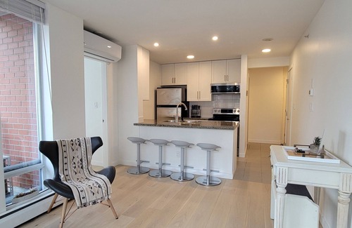 Crosstown Apartamento | 1 BR in the Heart of Downtown: Parking, Pool & Gym . Property #22-157614