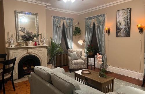Poughkeepsie Apartamento | 1 Br Private Victorian Apt in convenient City location on half acre sleeps 4