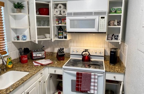 Poinsettia Heights Apartamento | 1-BR, strong wifi, free parking, beach gear