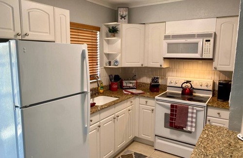 Poinsettia Heights Apartamento | 1-BR, strong wifi, free parking, beach gear
