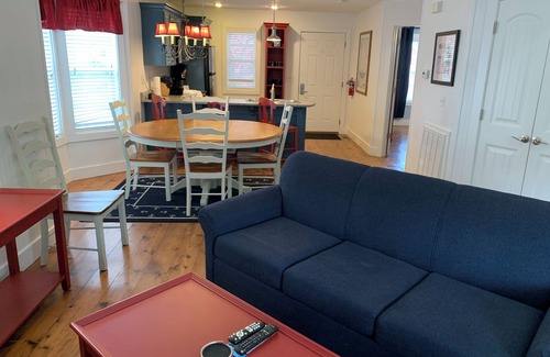 Branson Cabaña | #1 Branson Vacation Resort. On lake with great amenities. 3BDR Cottage sleeps 8!
