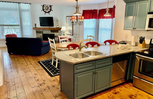 Branson Cabaña | #1 Branson Vacation Resort. On lake with great amenities. 3BDR Cottage sleeps 8!