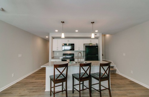 Clarksville Condominio | 1 car garage 3 Bedroom Condo